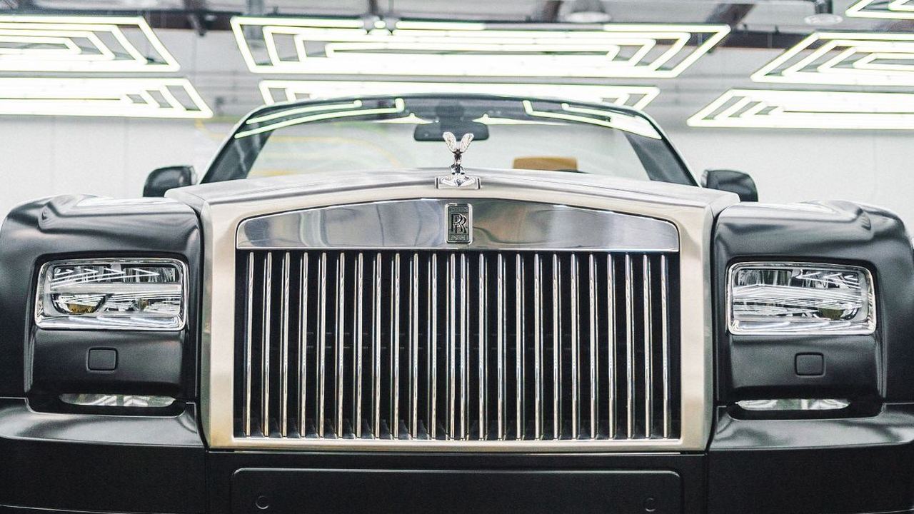 The grille of a Rolls-Royce Phantom